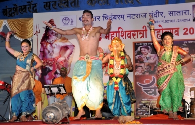 चंद्रमुखी कार्यक्रमाने सातारकर झाले मंत्रमुग्ध