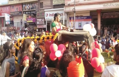 “अप्सरा आली’ फेम माधुरी पवारची जल्लोषी मिरवणूक
