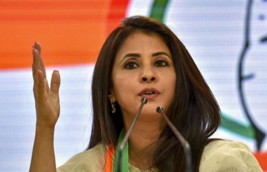 मी मुंबईकर असल्याचं, मराठी असल्याचं कार्ड खेळणार नाही-उर्मिला मातोंडकर
