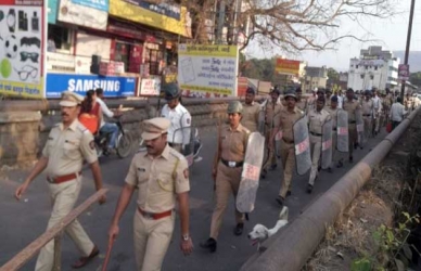 लोकसभा निवडणुकीच्या पार्श्वभूमीवर वाई पोलीसांचे संचलन