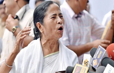 तीन दिवसांनी ममता बॅनर्जी यांचं धरणं आंदोलन मागे
