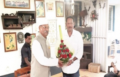 श्रीनिवास पाटलांनी स्वत: बांधला उदयनराजेंना फेटा