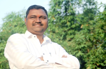 पालिका मुख्याधिका-यांनी आरोग्य निरीक्षक सागर बडेकर यांना निलंबित करावे